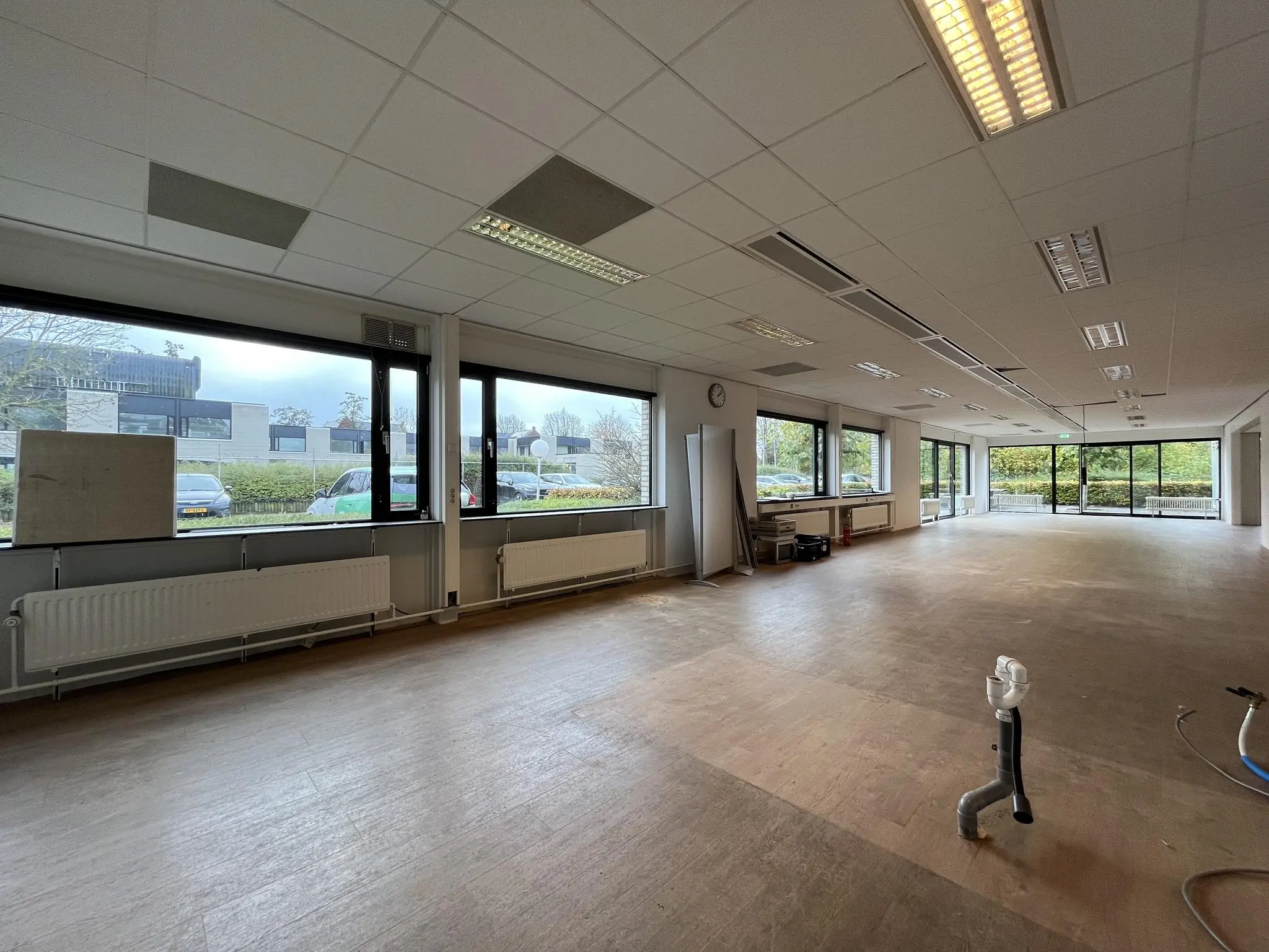 Lege kantoorruimte met grote ramen aan de Burgemeester Verderlaan.